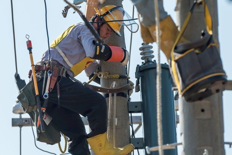 2026年台電僱用人員招考簡章預計12月24日公告，將再招募700餘名新力軍，包含配電、輸電、變電、電機等共14類別專業人力。錄取者於工作訓練期間起薪約3.7萬元。（台電提供）中央社記者曾智怡傳真　114年11月10日