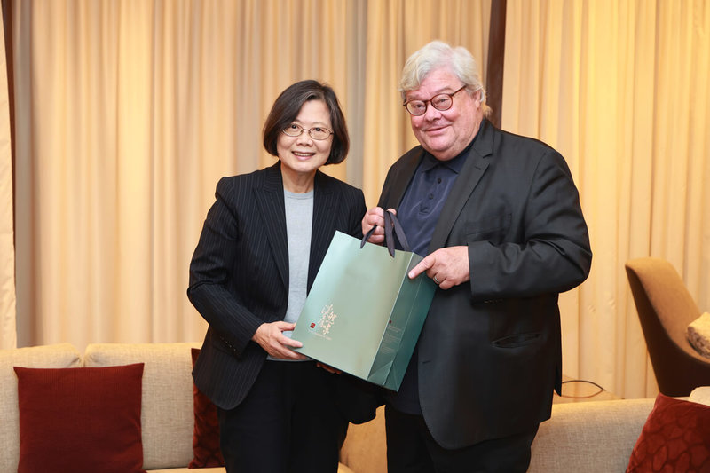 前總統蔡英文（左）9日下午抵達柏林後，與德台民間論壇德方主席包瑞翰（Reinhard Bütikofer）會面，雙方就經濟合作、公民社會與自由價值等議題交換意見。（蔡英文辦公室提供）中央社記者林尚縈柏林傳真　114年11月10日