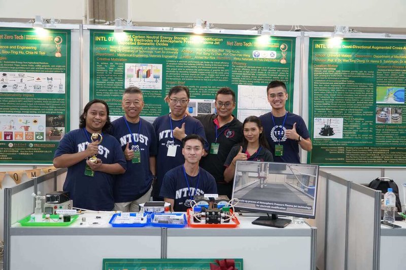 台灣科技大學機械系特聘教授郭俞麟（左2）的團隊研發釩液流電池，主打低碳製程、長壽命與高安全性，並大幅降低製造時碳足跡。（台科大提供）中央社記者許秩維傳真　114年11月10日