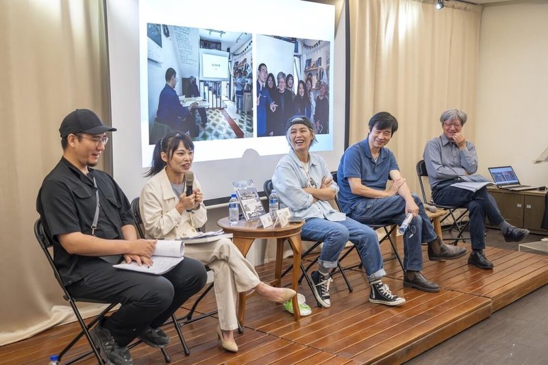 由連江縣政府與文訊雜誌社共同舉辦「風的方向，島的心事：馬祖進行式」講座，9日於紀州庵文學森林登場，活動由詩人謝昭華（右1）主持，與4名不同世代的創作者分享馬祖經驗。（文訊雜誌社提供）中央社　114年11月10日