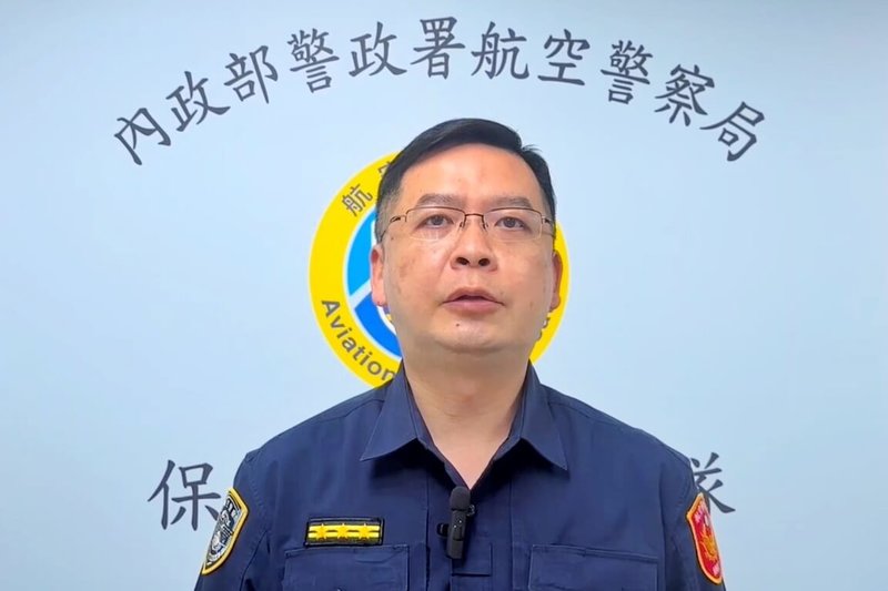 桃機9日發生違規載客租賃小客車不顧攔查加速逃逸險衝撞員警案，航警局保安警察大隊第二隊隊長林威邵（圖）10日接受媒體聯訪表示，將通知駕駛人與違規攬客行為人到案，依違反公路法、道路交通管理處罰條例等函請開罰。（航空警察局提供）中央社記者吳睿騏傳真　114年11月10日