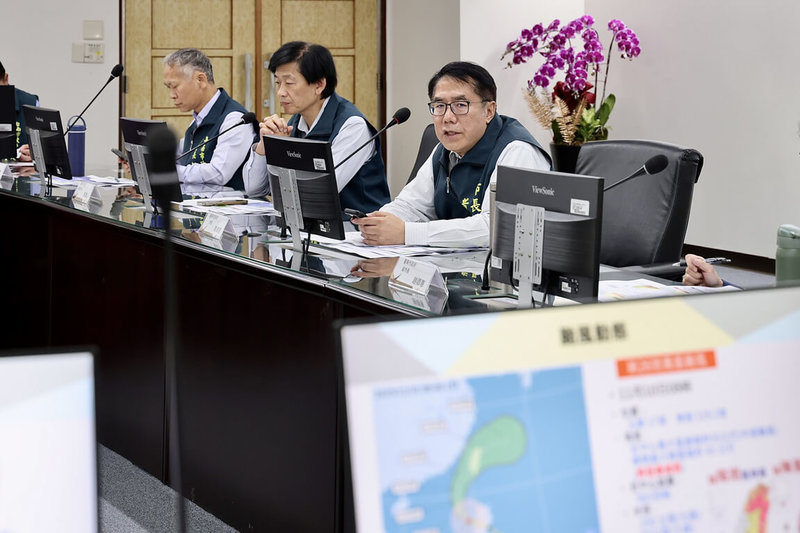 台南市長黃偉哲（右1）10日下午主持市府防颱整備會議，要求各單位在颱風鳳凰來襲前完成全面整備。（台南市政府提供）中央社記者楊思瑞台南傳真　114年11月10日