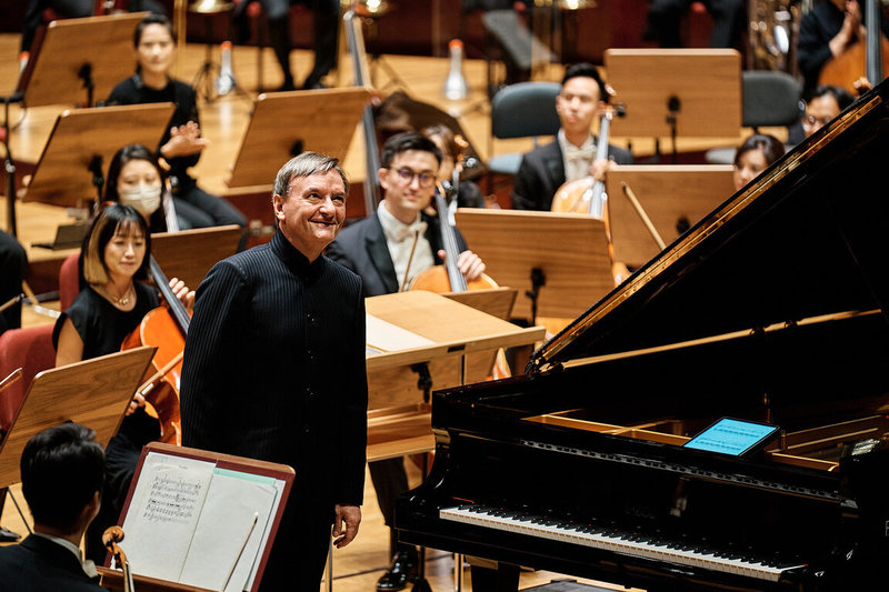 鋼琴名家史蒂芬．賀夫（Sir Stephen Hough）（前）第5度與國家交響樂團（NSO）合作，將在台北國家音樂廳帶來貝多芬的「第5號皇帝鋼琴協奏曲」。（NSO提供）中央社記者趙靜瑜傳真　114年11月10日