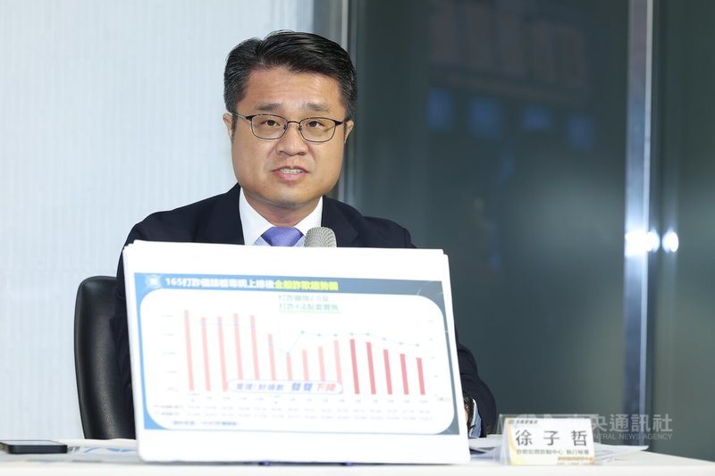 警政署刑事局10日舉行「AI影片技術濫用猖獗 籲民眾警惕『假名人』詐騙手法」打詐儀錶板記者會,刑事局詐防中心科長徐子哲(圖)說明打詐成果並宣導防詐觀念。中央社記者翁睿坤攝 114年11月10日