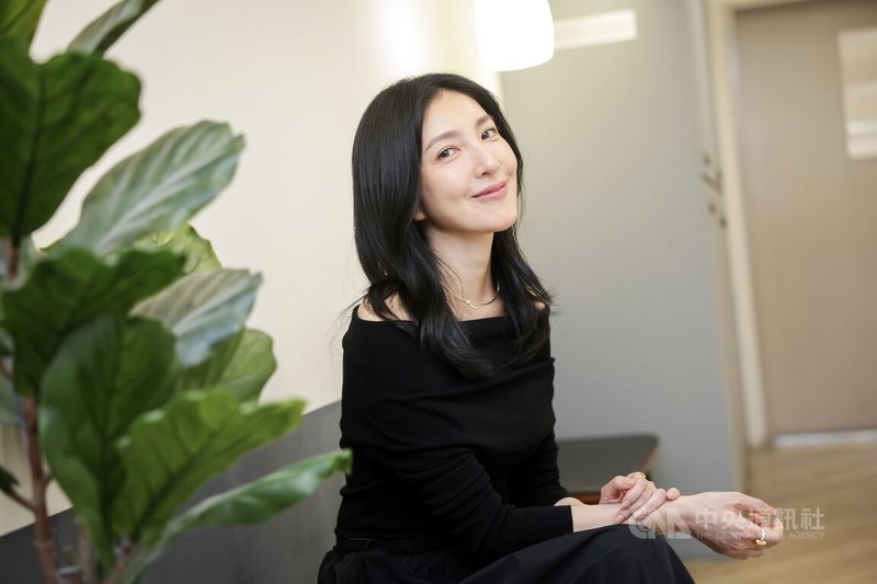 演員楊謹華（圖）獲金鐘影后殊榮再推出新作品「看看你有多愛我」，劇中她飾育有2女的網紅媽媽，問起戲外和媽媽的相處，楊謹華分享媽媽總是過分客氣，面對外人的稱讚總是先拒絕、否認，還好表達不滿後，母女倆互相理解。中央社記者裴禛攝　114年11月10日