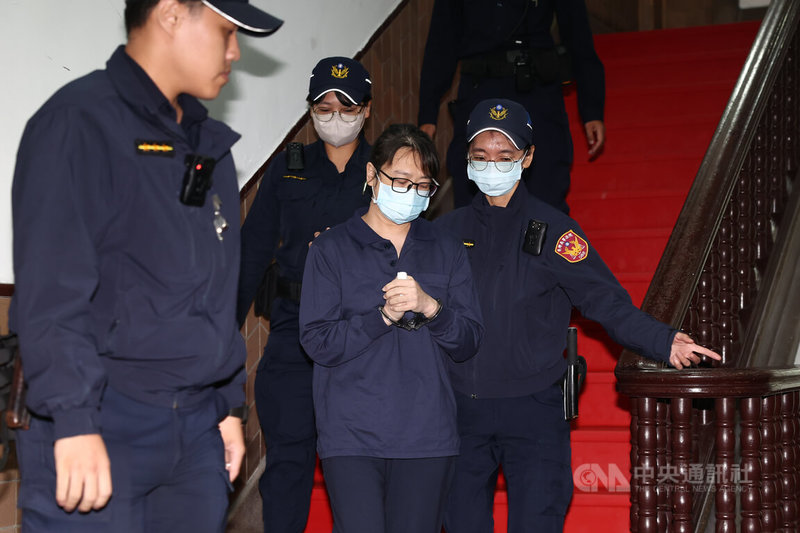 台灣高等法院10日針對男童「剴剴」遭虐死案二審開庭，被告保母劉彩萱（前右2）在法警戒護下出庭應訊，訊後還押。中央社記者王騰毅攝  114年11月10日