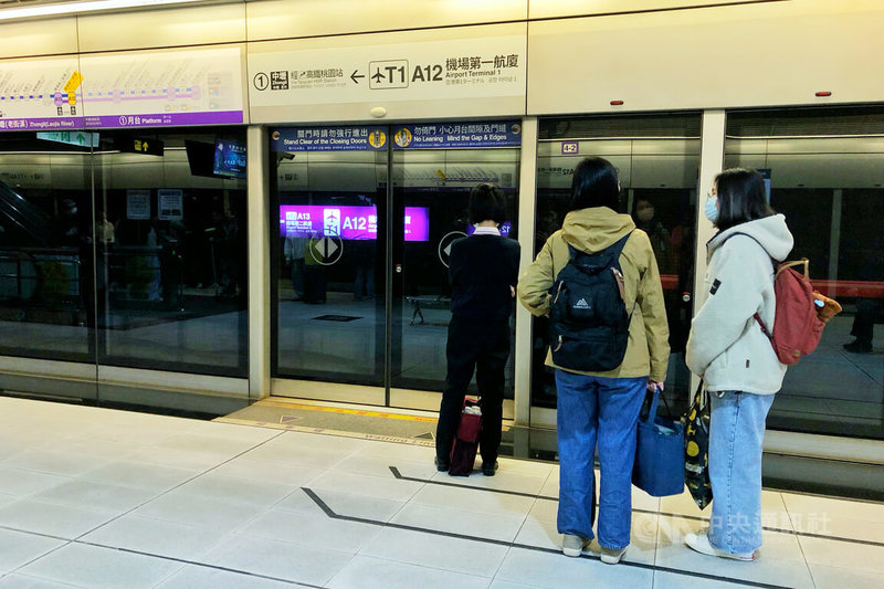 受颱風鳳凰影響，桃園市政府宣布11日停班停課。為服務通勤及入出境旅客，桃園大眾捷運公司預計凌晨進行巡軌作業，在確認系統安全無虞後，機場捷運全線將正常營運。中央社記者吳睿騏桃園攝　114年11月10日