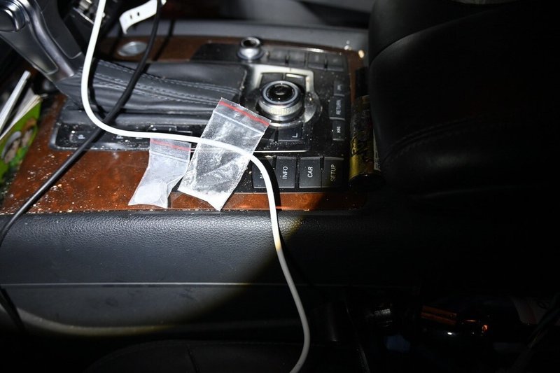 苗栗縣警察局苗栗分局員警日前在市區執行巡邏勤務，發現1輛自小客車形跡可疑，準備上前盤查，對方加速逃逸，直到車輛卡在窄巷內，駕駛才棄車逃逸，警方事後從車內起獲毒品。（警方提供）中央社記者管瑞平傳真　114年11月10日