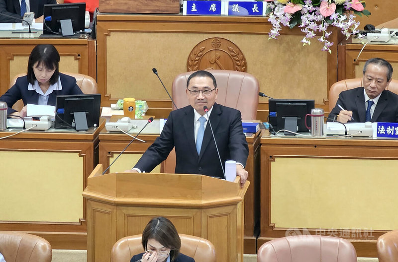 新北市議會10日進行市政總質詢，對於中央銀行宣布將發行第7版新台幣，有議員建議市府爭取淡江大橋或馬偕博士登上新版國幣；市長侯友宜（中）表示，會將相關意見整合提供中央參考。中央社記者王鴻國攝　114年11月10日