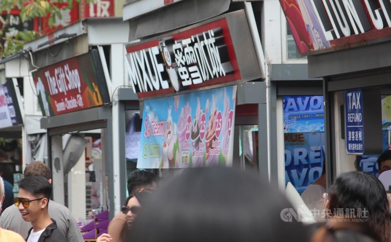 中國餐飲品牌快速在新加坡市場擴張，也正轉向品牌升級，為新加坡本地餐飲業帶來洗牌挑戰。圖為中國知名手搖品牌蜜雪冰城進駐新加坡牛車水街道，吸引遊客駐足。中央社記者吳昇鴻新加坡攝　114年11月10日