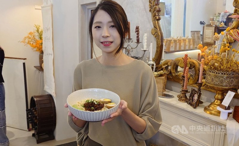 座落於番路鄉「私宅咖啡」為嘉義縣勞工暨青年發展處輔導的創業團隊，融入眷村味的「家傳炸醬麵」是店內招牌菜色。中央社記者蔡智明攝　114年11月10日