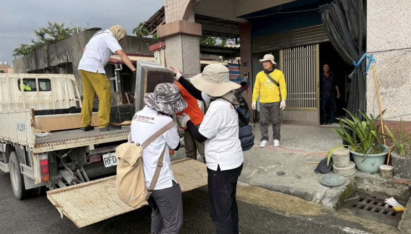 台北市政府環保局10日表示，颱風樺加沙9月侵襲花蓮，馬太鞍溪堰塞湖溢流釀災，環保局與民間團體台北效力志工團合作，提供花蓮縣光復鄉等受災戶118件再生家具。（台北市環保局提供）中央社記者楊淑閔傳真　114年11月10日