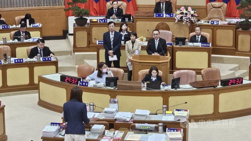 新北市議會10日進行市政總質詢，對於新北大巨蛋選址，市長侯友宜（立者右）表示，希望要有兒童樂園等規劃，讓民眾能留得久、晚點離開，「樹林機五」、「淡海二期」2地點各有優點，未來營運上都評估可行。中央社記者王鴻國攝　114年11月10日