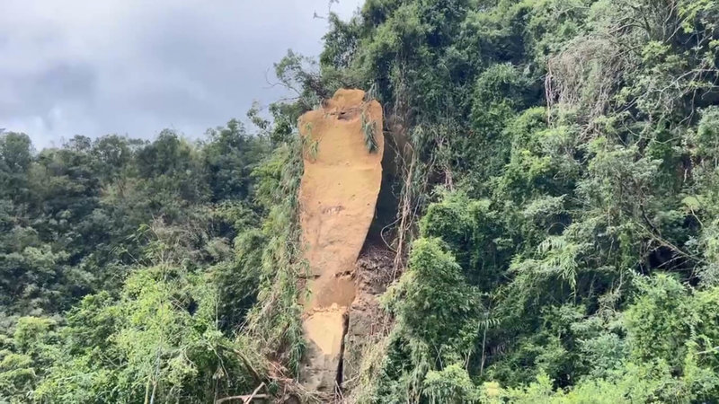 基隆市暖暖區興隆街一處邊坡崩塌，距離地面約40公尺處邊坡，另有長度約12公尺的岩壁開裂（圖），工務處10日表示，後續復建規劃2項方案，將待颱風鳳凰離開後派技師勘查。（基隆市政府提供）中央社記者王朝鈺傳真　114年11月10日