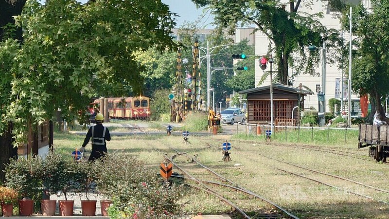 颱風鳳凰即將來襲，阿里山林業鐵路11日上午從嘉義開往阿里山的定期列車預警性停駛，12日、13日則全線停駛。中央社記者蔡智明攝　114年11月10日