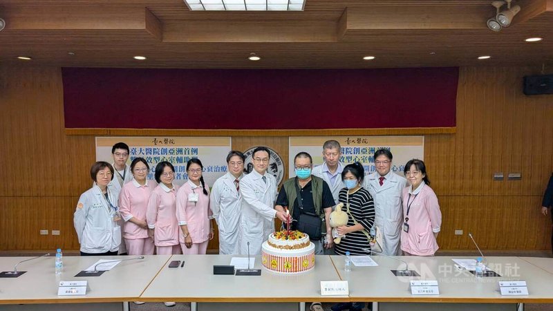 46歲林先生(右5)罹患極端末期心臟衰竭,台大醫院創亞洲首例,為他移除雙心室、植入兩套長效型心室輔助器,10日召開治療成果記者會,共切蛋糕慶祝。中央社記者曾以寧攝 114年11月10日