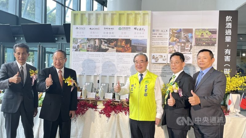 農業部農糧署10日與日本茨城縣笠間市，在台北小巨蛋舉辦「台灣農村酒莊與日本笠間燒」聯名產品發表記者會，農業部次長胡忠一（右3）與笠間市長山口伸樹（左1）共同出席見證。中央社實習記者李育靜攝　114年11月10日