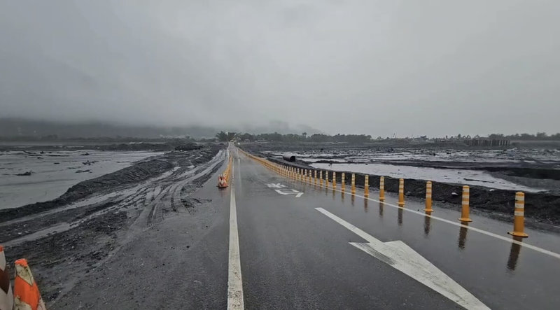 受颱風鳳凰外圍環流、馬太鞍溪集水區降雨影響，台9線跨馬太鞍溪的涵管便道因水位上漲，已達便道封閉行動值，公路局東區養護工程分局花蓮工務段於10日下午4時30分起封閉。（民眾提供）中央社記者李先鳳傳真　114年11月10日