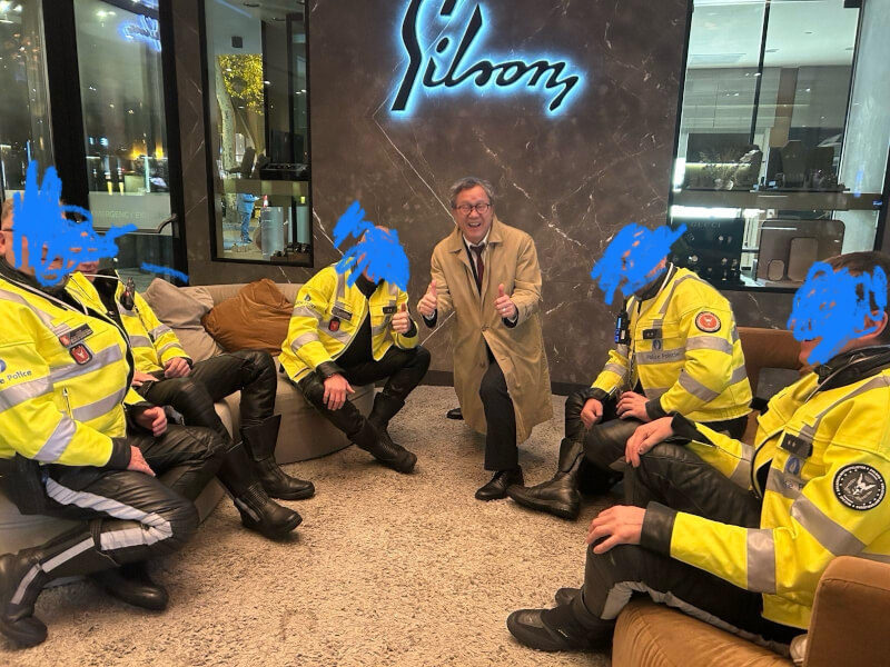 副總統蕭美琴7日現身歐洲議會，駐歐盟兼駐比利時代表謝志偉9日公布當天與維安警察的合照。（圖取自facebook.com/OfficialFansPageShieh）