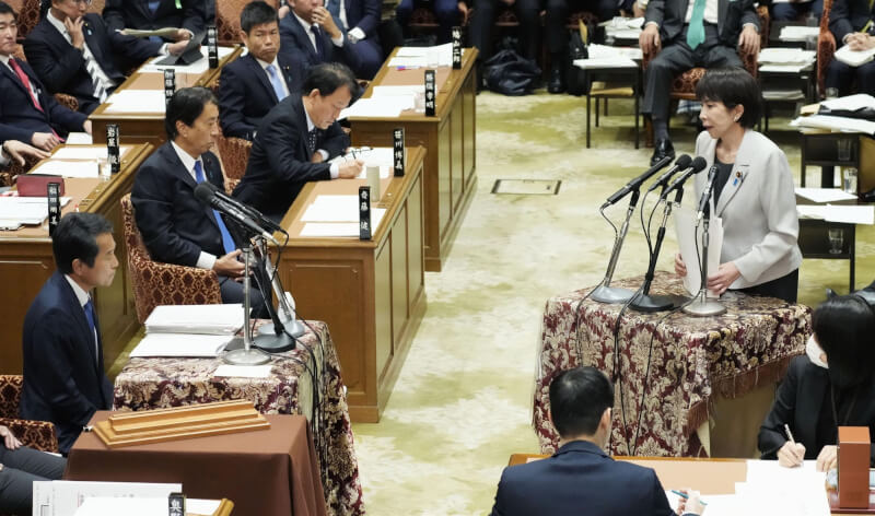 日本首相高市早苗（右）10日在眾議院接受質詢。（共同社）