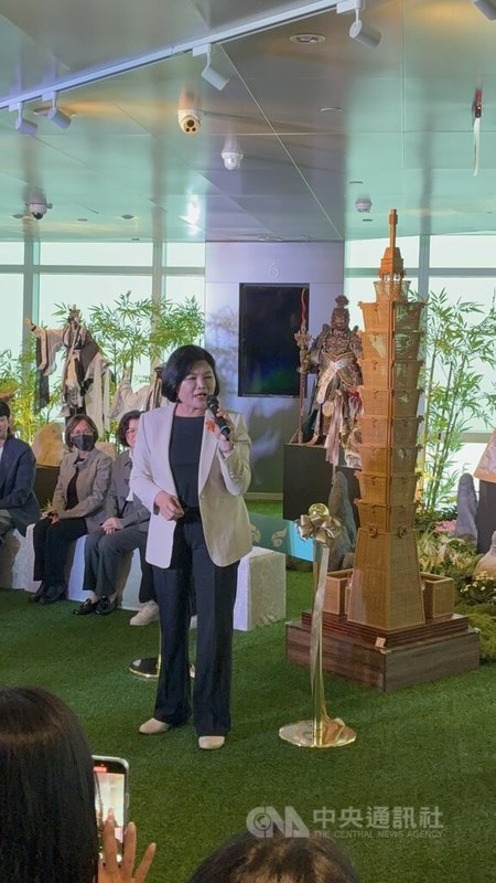 雲林縣政府與台北101合推「超越偶．超越巔峰」（Beyond the Puppet, Beyond the Summit）特展，開幕儀式10日下午在台北101舉行，雲林縣長張麗善（中）站在台北101竹形建築前說明特展特色。中央社　114年11月10日