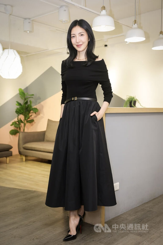 影后楊謹華（圖）在新戲「看看你有多愛我」飾演育有2女的網紅媽媽，和演員林思廷、詹子萱合作。中央社記者裴禛攝　114年11月10日