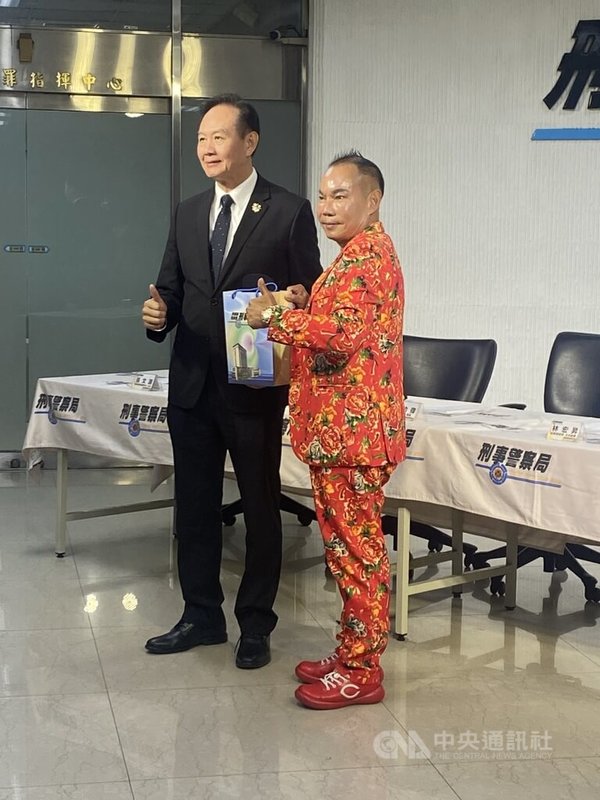 刑事局10日公布165打詐儀錶板統計，114年前9個月通報下架偽名人詐騙廣告1.7萬多則，甫遭詐團盜用影像賣貨的竹北吊車大王、啟德機械董事長胡漢龑（右）也現身說法，左為刑事局長周幼偉。中央社記者黃麗芸攝　114年11月10日