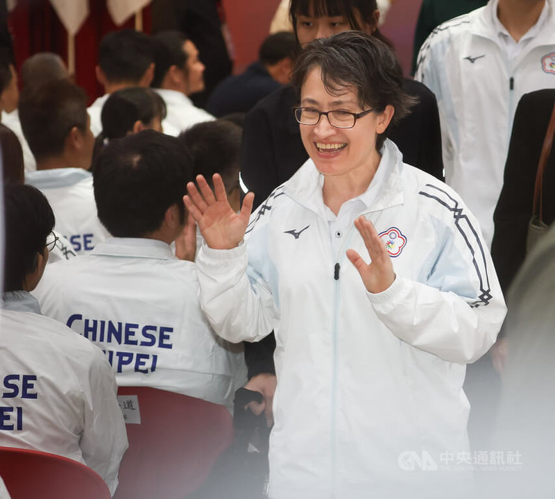 2025年第25屆東京夏季達福林匹克運動會代表團授旗典禮10日下午在運動部舉行，副總統蕭美琴（前）出席向與會的選手們致意。中央社記者謝佳璋攝  114年11月10日