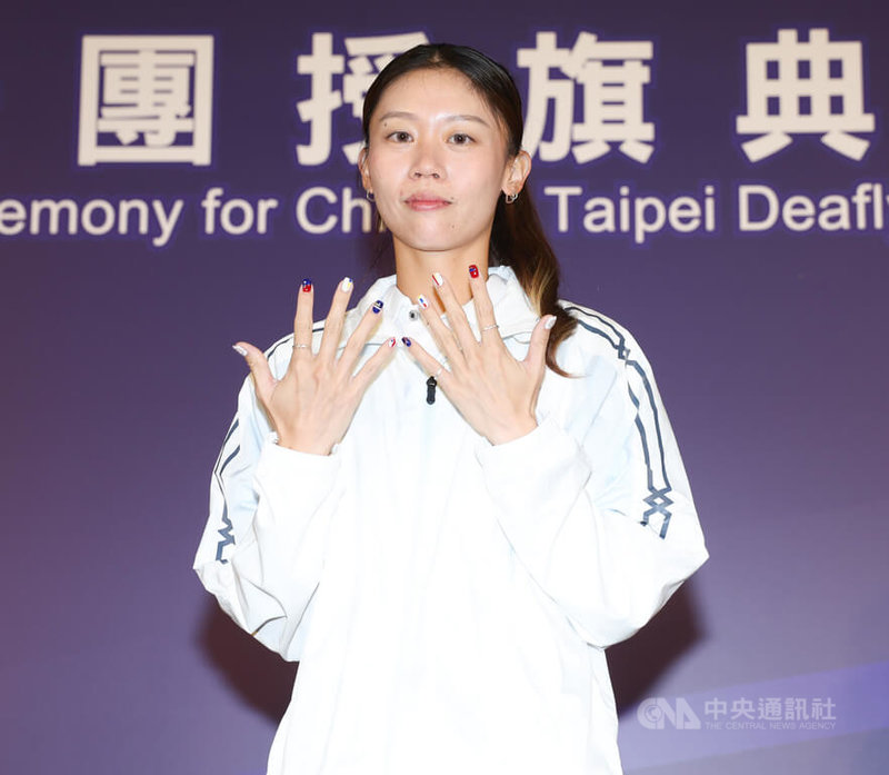 2025第25屆夏季達福林匹克運動會（聽障奧運）將在日本東京舉行，運動部10日舉行台灣代表團授旗典禮，網球好手林家文（圖）秀出帶有台灣元素的指甲彩繪，希望奪得佳績。中央社記者謝佳璋攝　114年11月10日