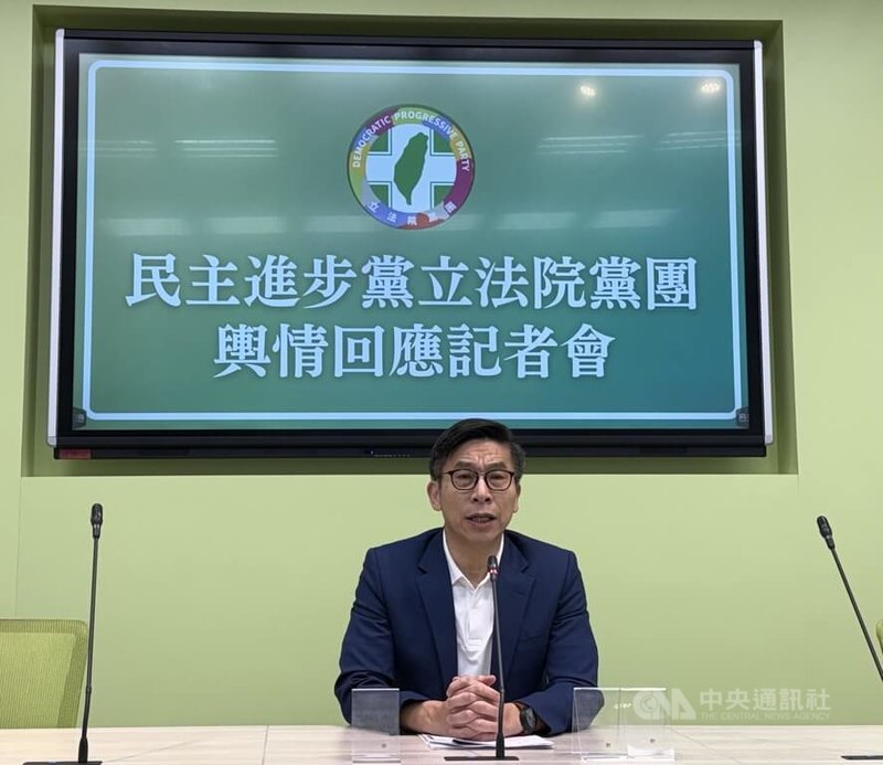 民進黨立法院黨團幹事長鍾佳濱10日召開輿情回應記者會。針對網路出現不實訊息，聲稱「法國bbc報導台灣捐贈80億歐元巨資交換演講」，鍾佳濱說，這種不具常識的謠言內容，不需要太認真去面對，但造謠者可能要認真面對其法律責任。中央社記者王揚宇攝　114年11月10日