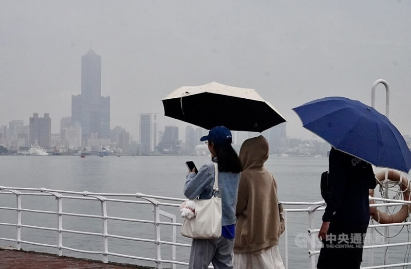 中央氣象署10日傍晚發布颱風鳳凰海警，預計強度仍有稍增強的趨勢。圖為高雄市鼓山區午後出現短暫雨勢，西子灣岸際民眾撐傘避雨。中央社記者董俊志攝　114年11月10日