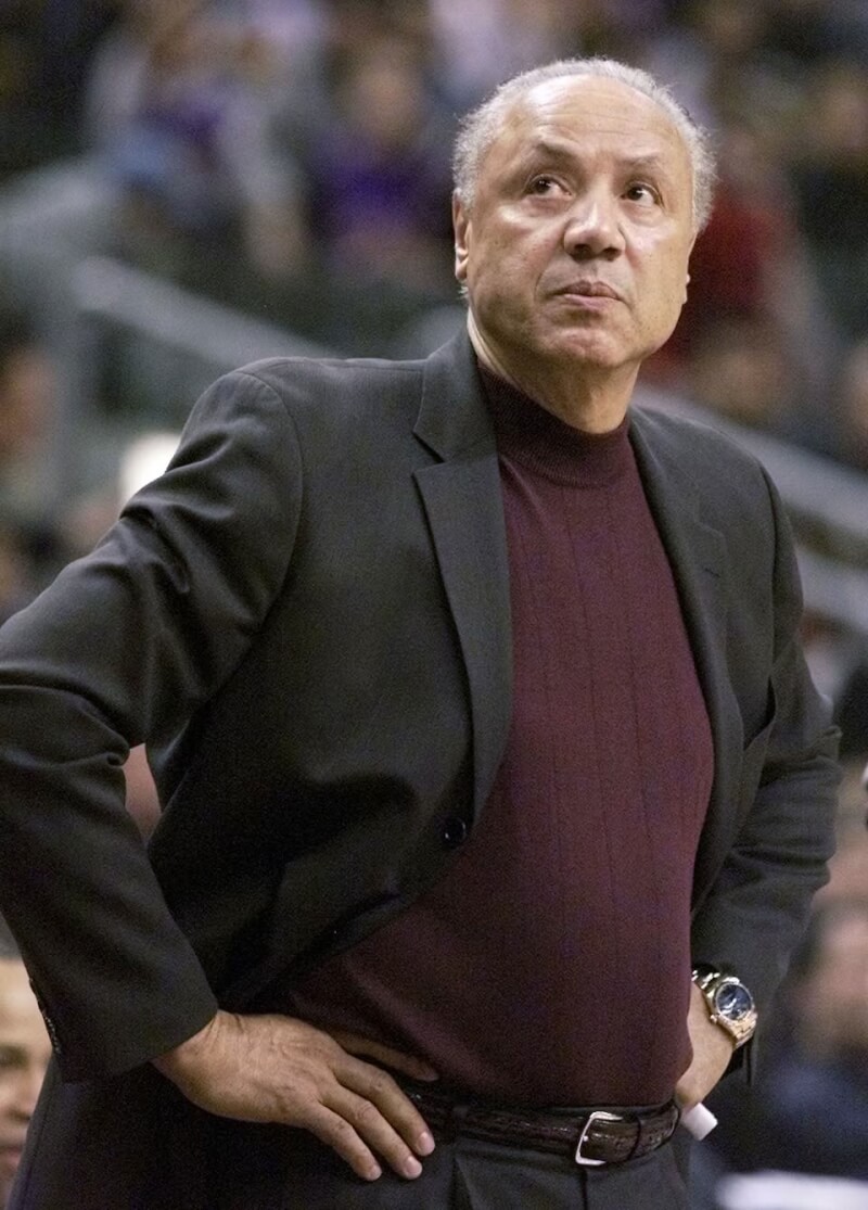 美國職籃NBA傳奇人物威肯斯9日過世，圖為威肯斯2003年擔任多倫多暴龍隊教練，在場邊觀看計時器。（路透社）