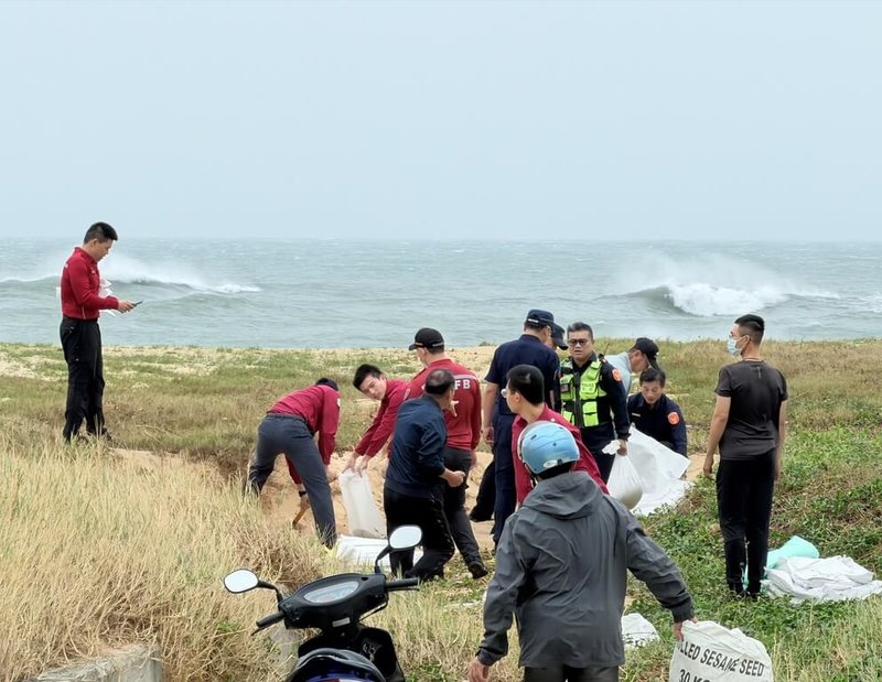 颱風鳳凰逼近，澎湖望安、七美等離島首當其衝，望安鄉公所10日緊急準備500個沙包，防範颱風帶來的強風豪雨、造成房屋吹損及海水倒灌。（澎湖望安分局提供）中央社  114年11月10日