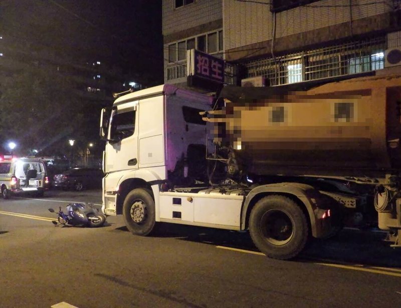 台中市大雅區10日傍晚發生砂石車與機車碰撞事故，消防局表示，劉姓男機車騎士一度受困砂石車右後輪，救出時已失去生命徵象，送醫搶救仍宣告不治。（民眾提供）中央社記者郝雪卿傳真　114年11月10日