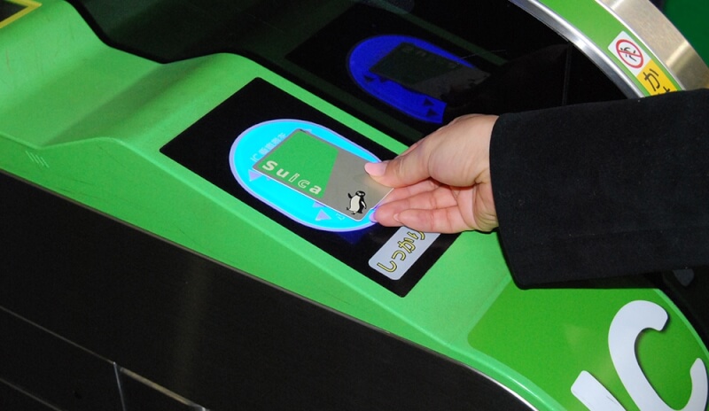 日本JR東日本11日宣布，交通IC卡「Suica」（西瓜卡）吉祥物「Suica企鵝」，將在2026年底「畢業」。（圖取自JR東日本網頁jreast.co.jp）