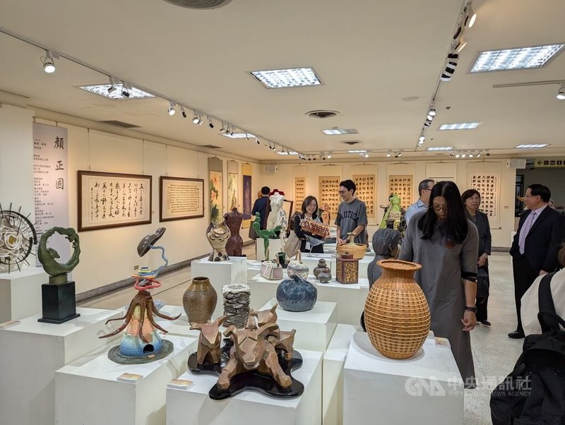 2025更生美展19日前在台中舉辦，策展「以愛復歸」為核心主軸，展出台中區矯正機關收容人及台北監獄的銅雕作品，加上邀展共展出件數計190件，為歷屆件數最多。中央社記者蘇木春攝　114年11月11日