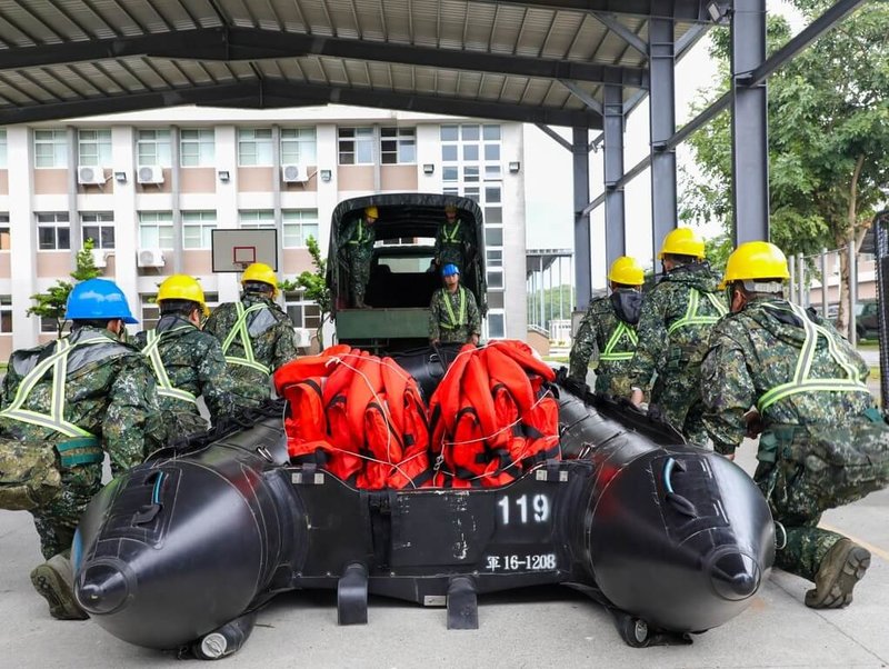 陸軍司令部11日指出，因應颱風鳳凰，已規劃災防兵力及救災機具等應變整備。（陸軍司令部提供）中央社記者吳書緯傳真 114年11月11日