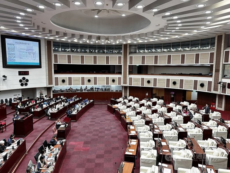 國民黨台北市議員徐弘庭11日質詢提到北市非法日租套房多，可能成為車手來台落腳處。觀傳局表示，將研擬縮短斷水斷電行政流程，並與平台業者溝通，下架非法日租套房廣告。中央社記者劉建邦攝　114年11月11日