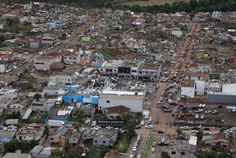 巴西南部近日遭遇強烈龍捲風襲擊，巴拉納州城鎮里奧博尼圖伊瓜蘇8日可見建築物被毀。（巴拉納州政府 via 美聯社）