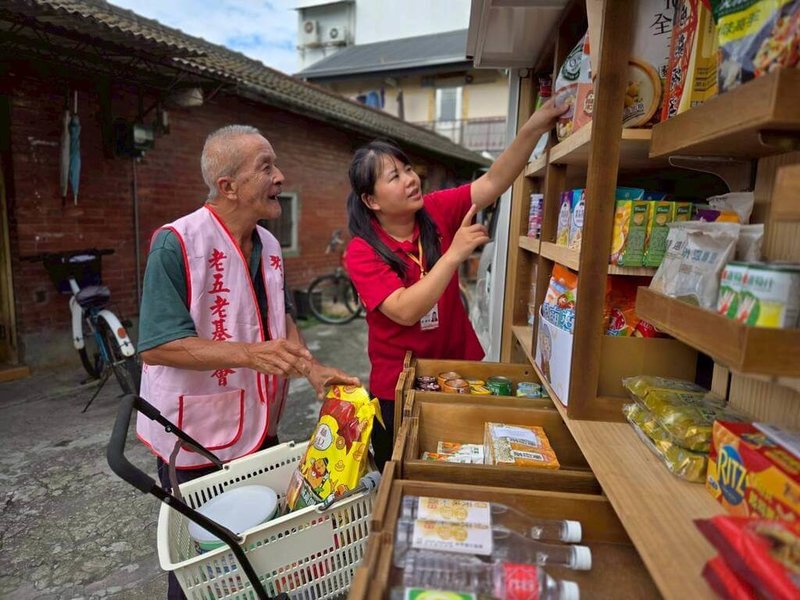 一般物資發放，多以類似配給的方式進行，然而老五老基金會考慮長輩的需求不僅止於常見的民生用品，還有許多藏在心中的小心願，因此透過「巡迴物資車」提供客製化物資支援。（老五老基金會提供）中央社記者曾以寧傳真　114年11月11日
