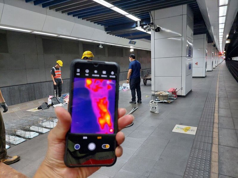 針對松山車站內家貓救援案，台北市動保處表示，將持續誘捕，且已放置誘捕籠、貓砂、食物，並動用熱顯像儀搜索，還是無所獲，且擬開罰飼主。（動保處提供）中央社記者劉建邦傳真　114年11月11日