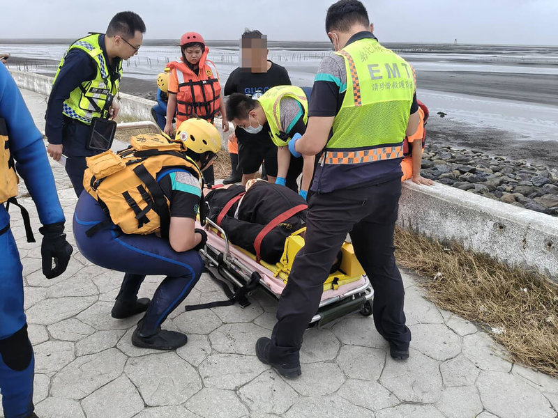 年約60歲男釣客11日上午前往彰化縣芳苑鄉漢寶濕地，疑因身體不適突然意識不清，消防及海巡人員趕赴救援，徒步至離岸2公里遠將其搬運回岸上，送醫救治。（民眾提供）中央社記者鄭維真傳真　114年11月11日