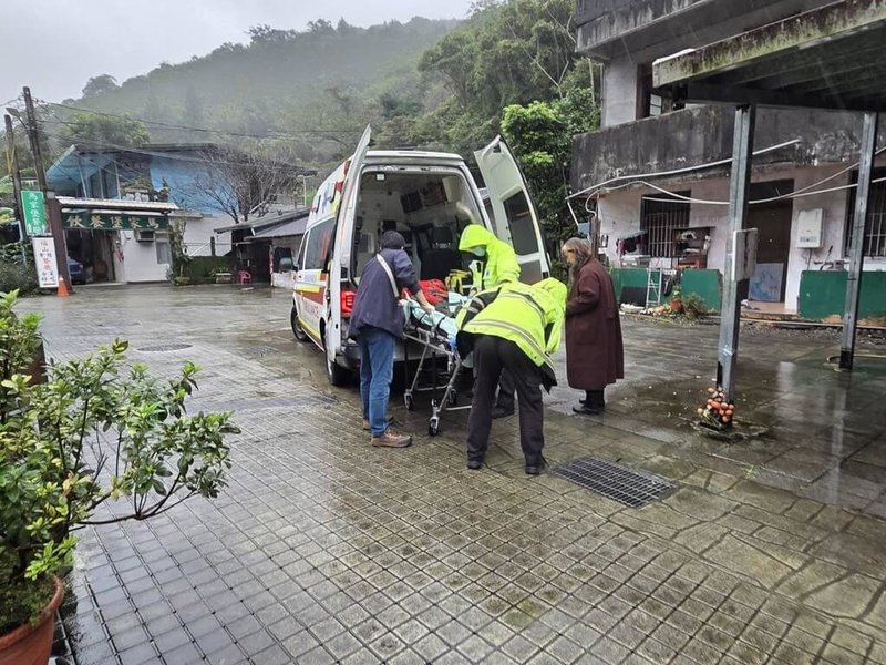 天主教耕莘醫院烏來偏鄉醫療團隊10日前往烏來區大羅蘭地區進行巡迴醫療服務時，獲報有村民不慎遭玻璃割傷，傷口深入手肘動脈大出血。現場隨隊醫師緊急加壓控制出血，待救護車抵達後送醫。（天主教耕莘醫院提供）中央社記者曹亞沿傳真　114年11月11日