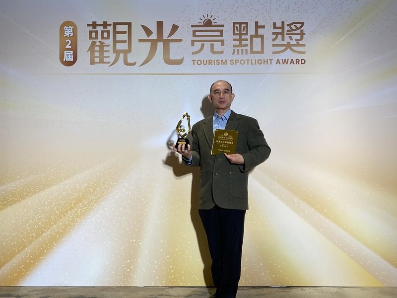 交通部觀光署第2屆觀光亮點獎得獎名單出爐，「阿里山林業暨鐵道」獲頒「最佳國際推薦獎」，11日由阿里山林鐵及文資處秘書林其德（圖）代表領獎。（林鐵及文資處提供）中央社記者蔡智明傳真　114年11月11日