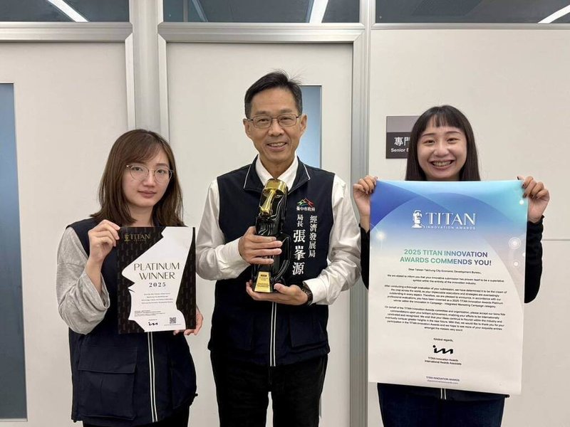 台中購物節榮獲美國TITAN泰坦創新大獎最高榮譽「白金獎」，從全球頂尖創新專案中脫穎而出，經發局長張峯源（中）11日表示，已接獲白金獎座及獎狀。（台中市經發局提供）中央社記者郝雪卿傳真　114年11月11日
