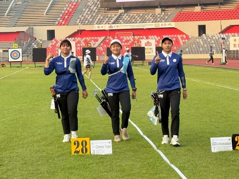 亞洲射箭錦標賽在巴林舉行，台灣女團風佑築（左起）、李彩綺及郭紫穎11日一路過關斬將，將和韓國隊爭金牌。（中華民國射箭協會提供）中央社記者黎建忠傳真　114年11月11日
