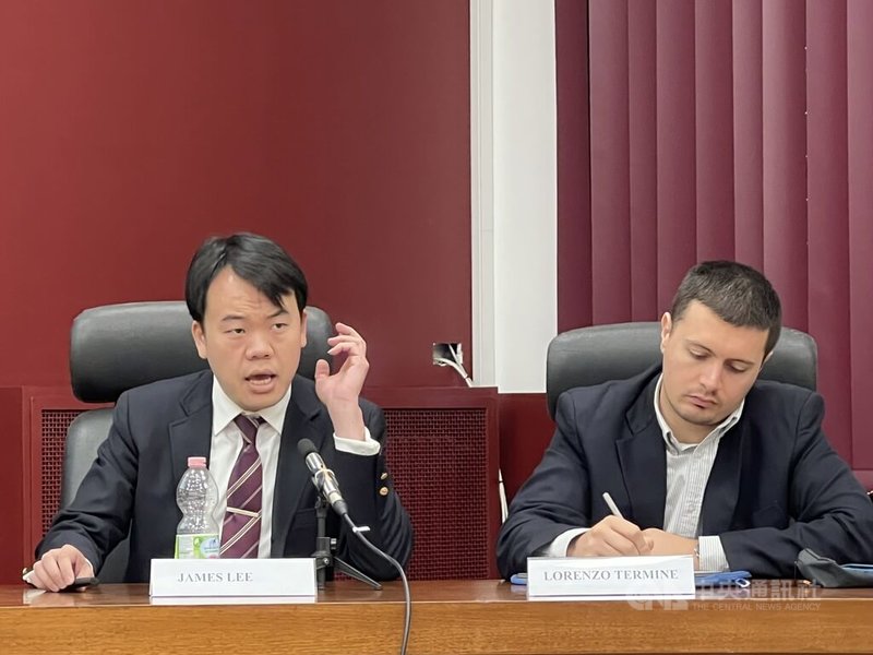 中研院助研究員李語堂(左)應邀參加羅馬智慧大學研討會並發表演說,探討為何亞洲沒有像北約這樣的共同防禦組織。中央社記者黃雅詩羅馬攝 114年11月11日