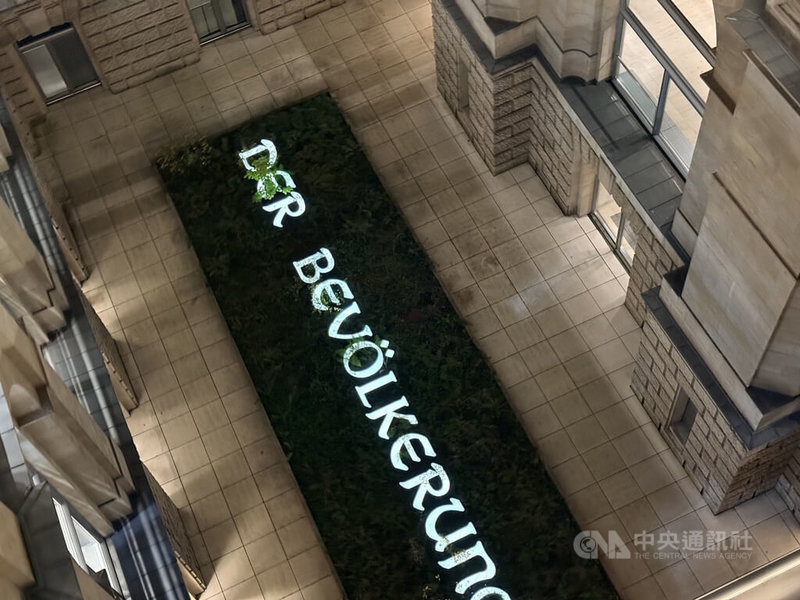 德國國會大廈中庭設有大型裝置藝術「獻給人民」（Der Bevölkerung），由藝術家漢斯．哈克（Hans Haacke）創作。各國會議員自選區帶來泥土倒入花圃中，象徵民主制度的多元與共榮，也提醒政治權力應屬於人民。中央社記者林尚縈柏林攝　114年11月11日