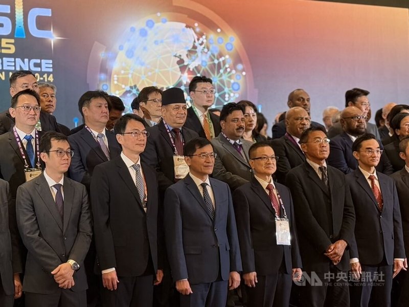 亞洲地區信用補充機構聯盟（ACSIC） 第37屆年會11日舉行，主題定為「運用金融創新提升信用補充機制效率」，經濟部次長何晉滄（前排左3）、中小企業信用保證基金董事長魏明谷（前排右3）出席。中央社記者曾智怡攝　114年11月11日