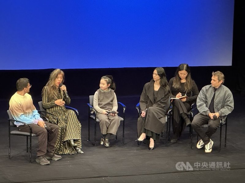 「左撇子女孩」導演鄒時擎(左2)與演員、製片等出席亞洲協會放映會後座談。中央社記者廖漢原紐約攝 114年11月11日